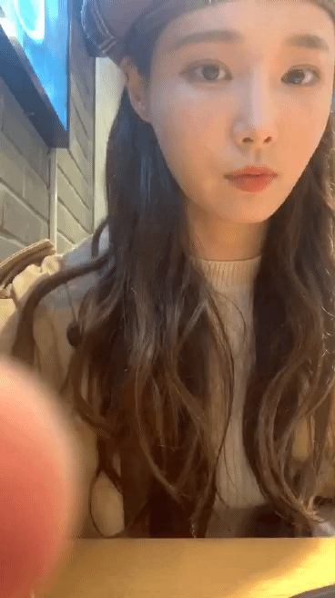 어제 3주년 기념 인스타 라이브한 모모랜드 연우.gif | 인스티즈