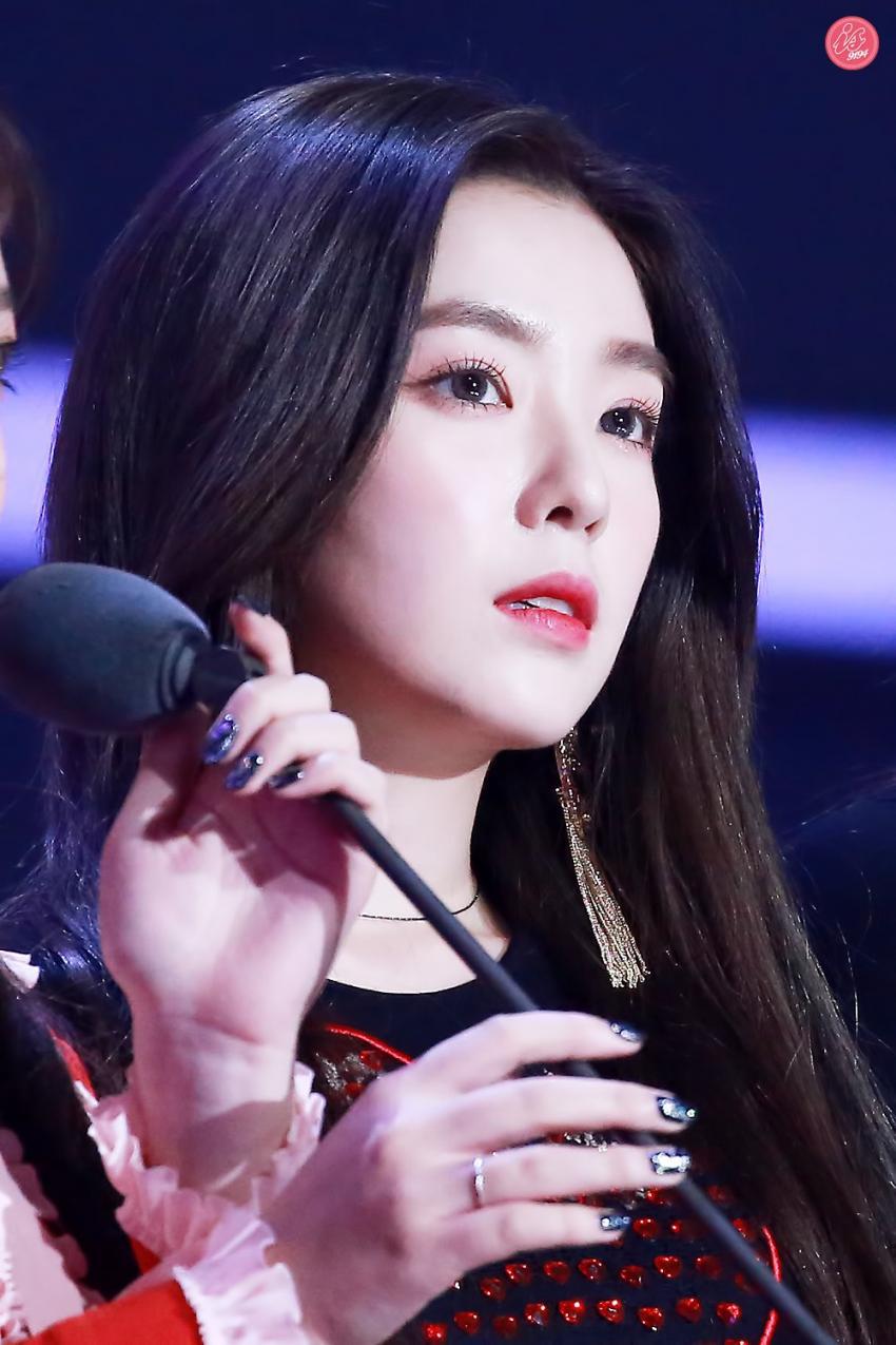 시상식에서 미모 폭격하고 다니는 아이린.jpg | 인스티즈