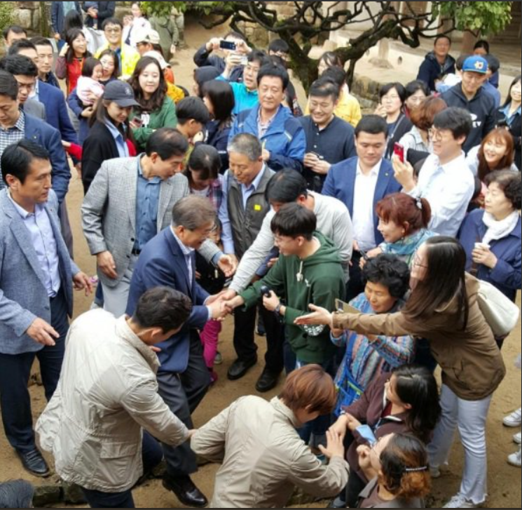 안동 하회마을 방문한 문재인 대통령 흥겨워 어깨 춤도 덩실 덩실 | 인스티즈