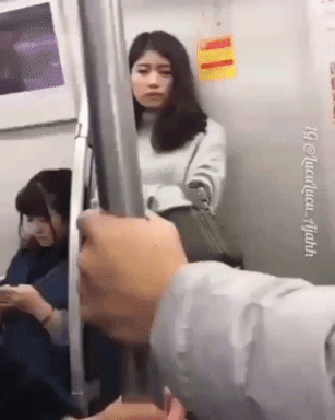 지하철에서 닭살 커플 본 사람 표정.gif | 인스티즈