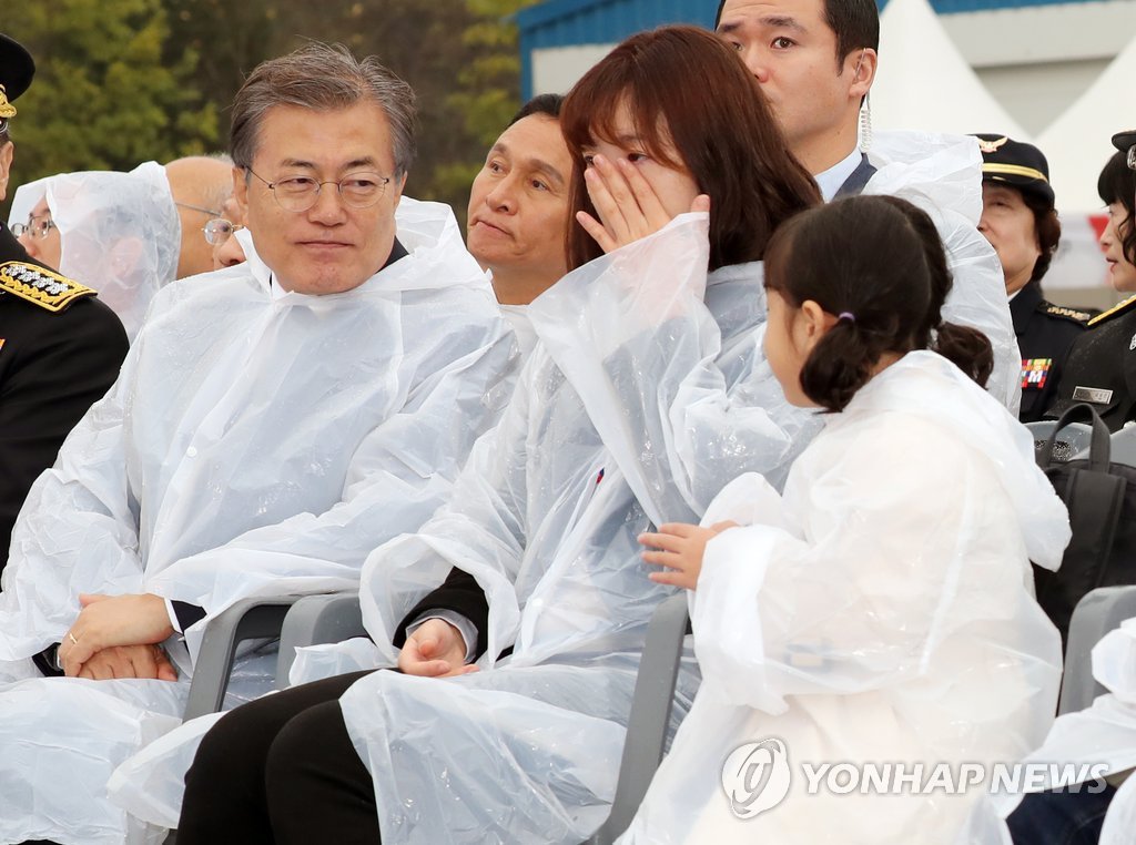 고 한상윤 소방장의 가족분들 다독이고 위로해주는 문재인 대통령 | 인스티즈