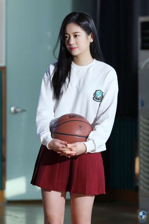 프로미스나인(fromis_9)과 두 개의 탑.jpg | 인스티즈