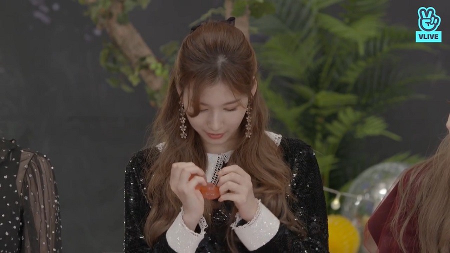 나연 언니 때문에 리얼 현실 당황한 사나.gif | 인스티즈