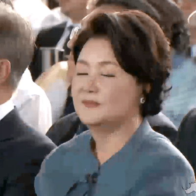 오케스트라 듣는 김정숙 여사.gif | 인스티즈