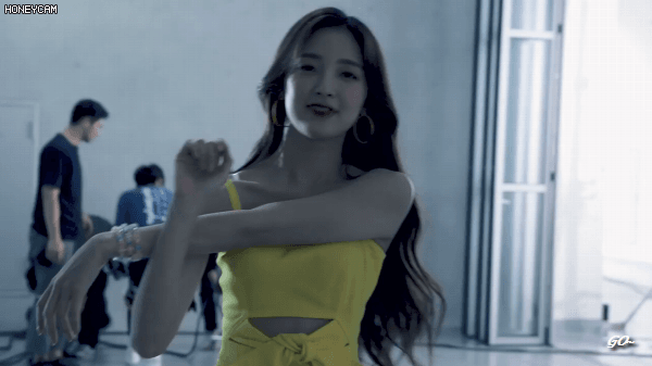 깜짝 놀라는 아린 | 인스티즈
