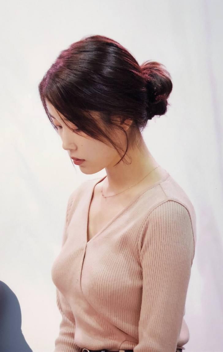섹시터진 브이넥니트입은 아이유.jpg | 인스티즈