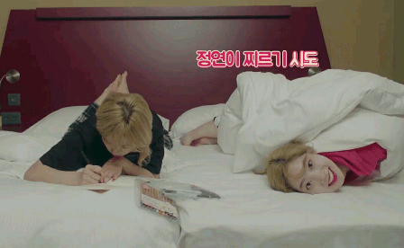 정연에게 치덕거리는 다현.gif | 인스티즈