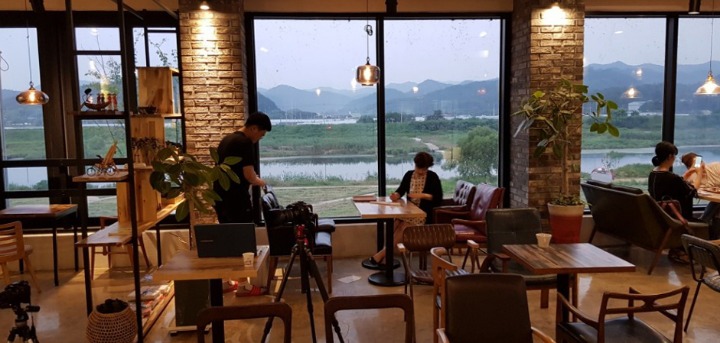 강물위에 쓴 시 이미지