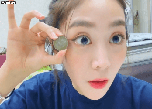 러블리즈 팬 : 지수님 눈이 큰가요? 500원짜리 동전이 큰가요?.gif | 인스티즈