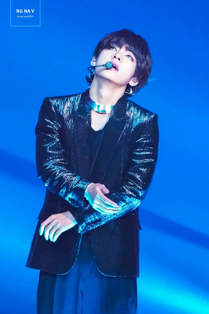 얼굴로 악세사리 존재감 하락시키는 방탄소년단 뷔.jpgif | 인스티즈