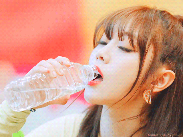 물마시는 지수.gif | 인스티즈