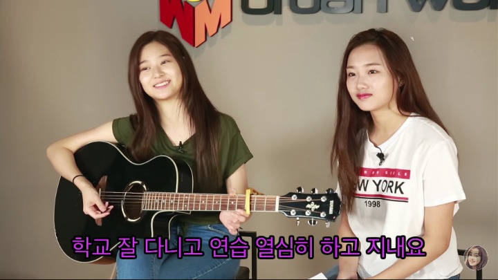 기타리스트 느낌 물씬나는 아이즈원 김민주.jpg (feat.크리사츄) | 인스티즈