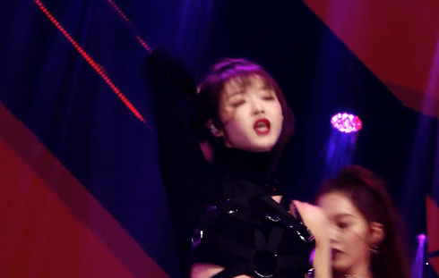 퀸덤에서 마잭 춤추는 오마이걸 유아.gif | 인스티즈