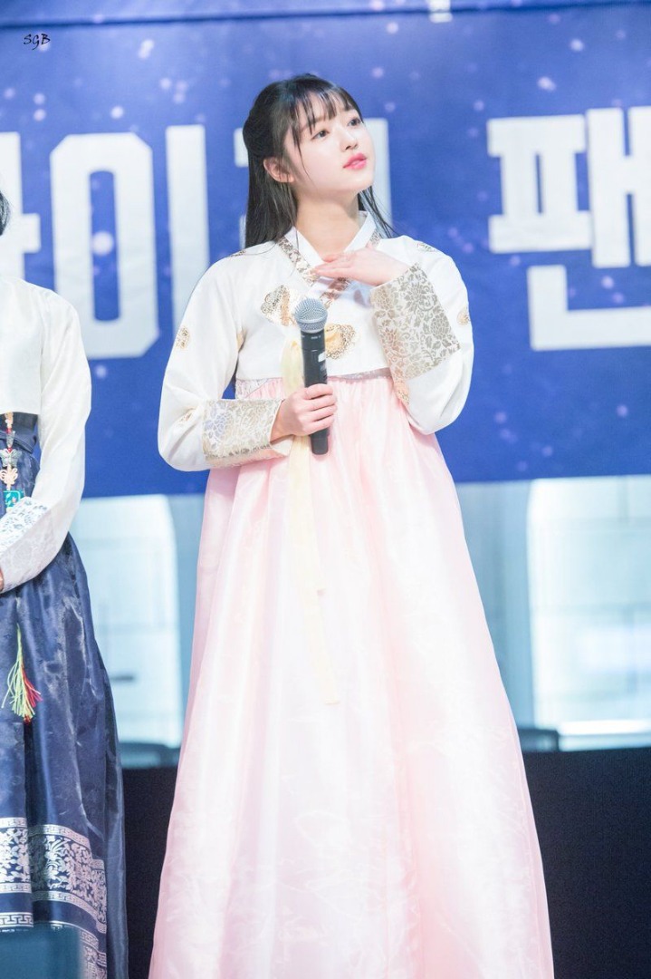 팬싸에서 한복입은 유아.jpg (오마이걸) | 인스티즈