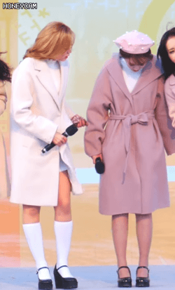영하의 날씨에 멤버들 챙기는 러블리즈 지수와 명은이.gif | 인스티즈