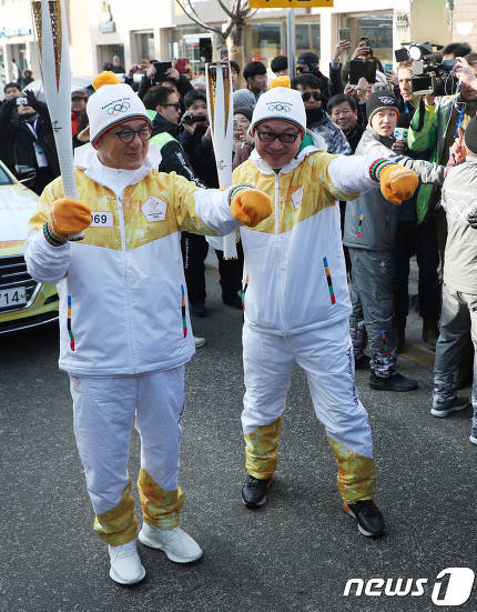 성화봉송하는 성룡 행님.jpg | 인스티즈